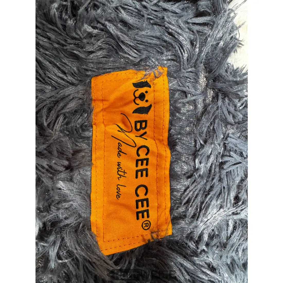 Graues flauschiges Faux-Fur-Schal mit ceecee-Orange-Tag im By Cee Cee Doppel-Hundebett