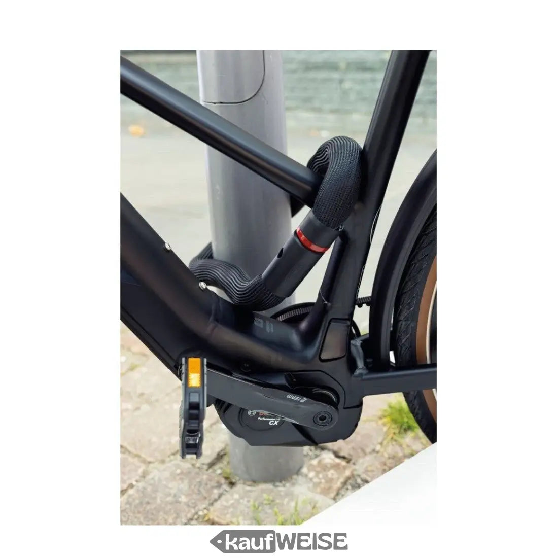 Schwarzes Elektrofahrrad mit integriertem Schloss am Poller gesichert, ABUS Goose 6206K/110