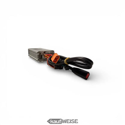 Silberner Ouxi V8 Controller 48V 21A mit schwarzem Kabel und orange Stecker