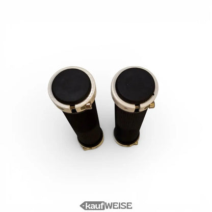 Schwarze Gummi-Motorradgriffe mit silbernen Endkappen und Messing-Schrauben