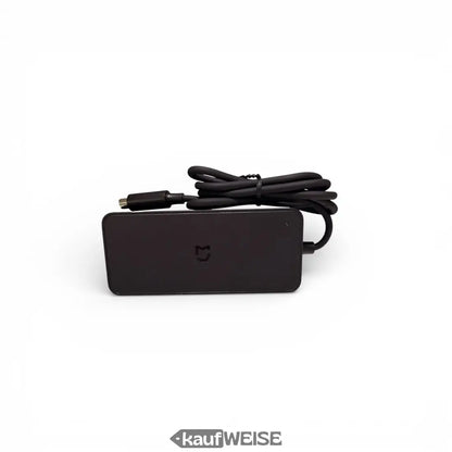 Schwarzes Xiaomi Ladegerät 42V 1.7A mit gewickeltem USB-C Kabel